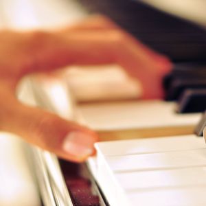 大胸妹子脱光衣服被操
